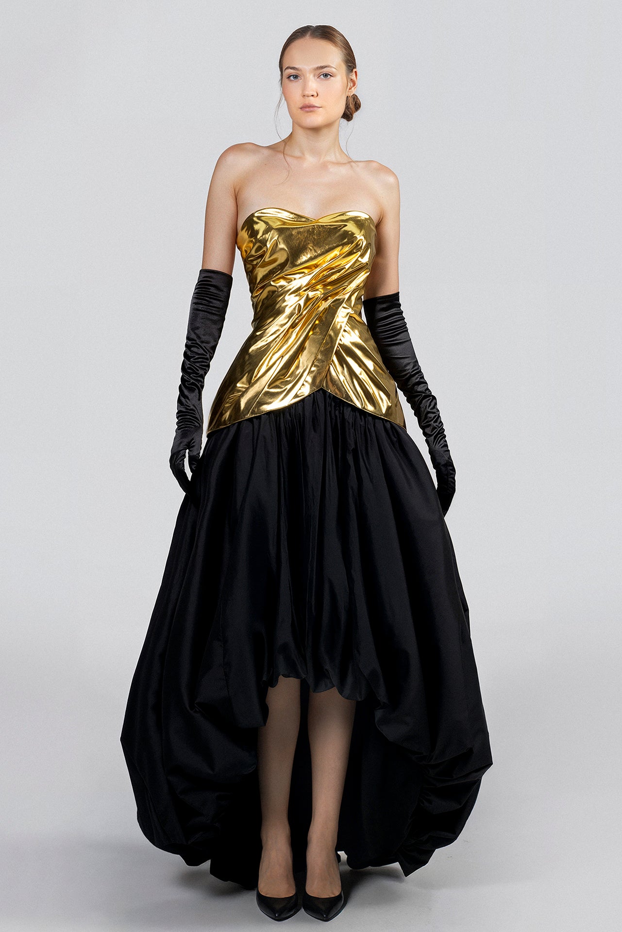 Load and play video in Gallery viewer, Strapless dress, gold leather bodice with ruching, high-low taffeta skirt, voluminous back, elbow-length gloves.