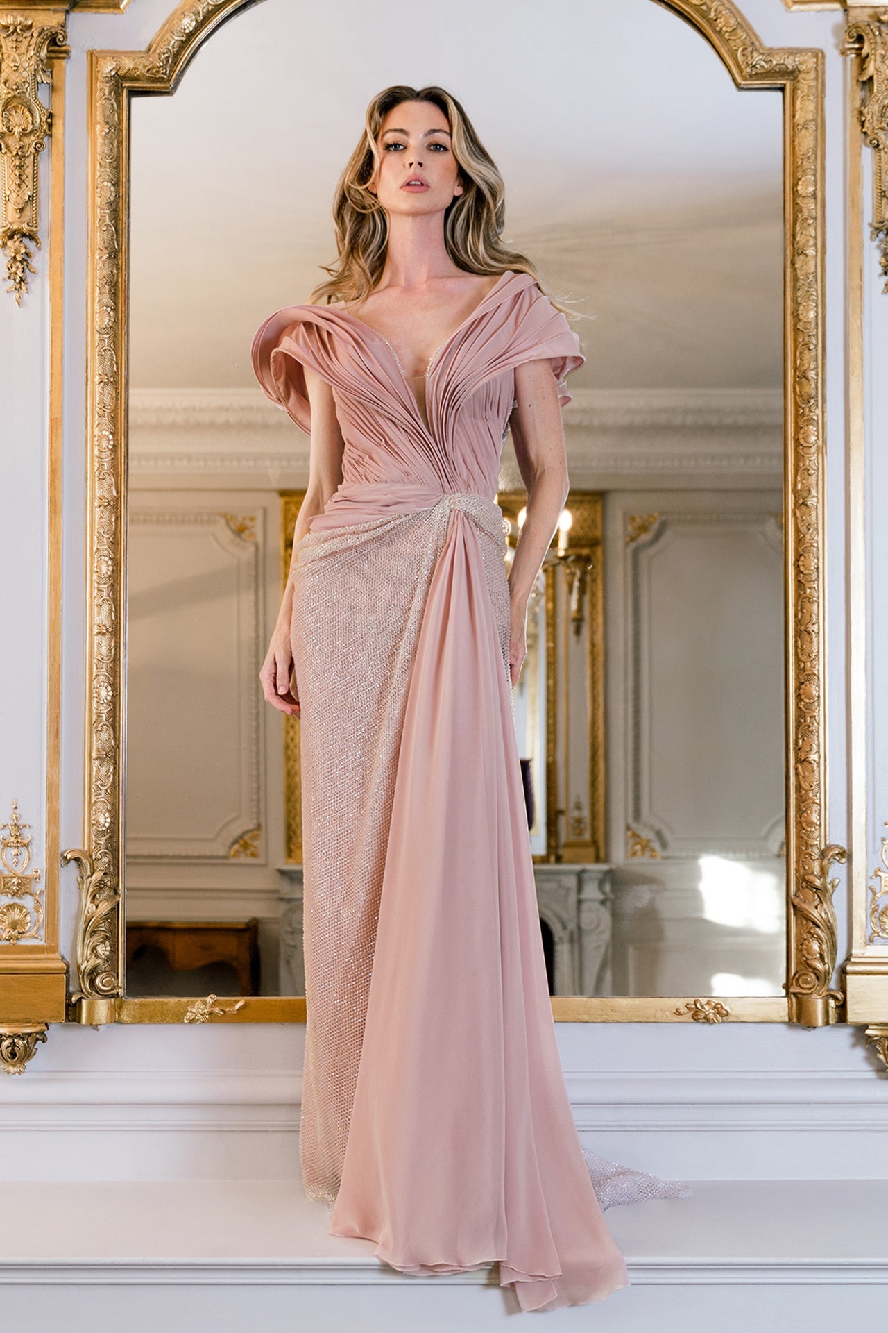 فستان عمودي بدون أكمام مع صد مطوي