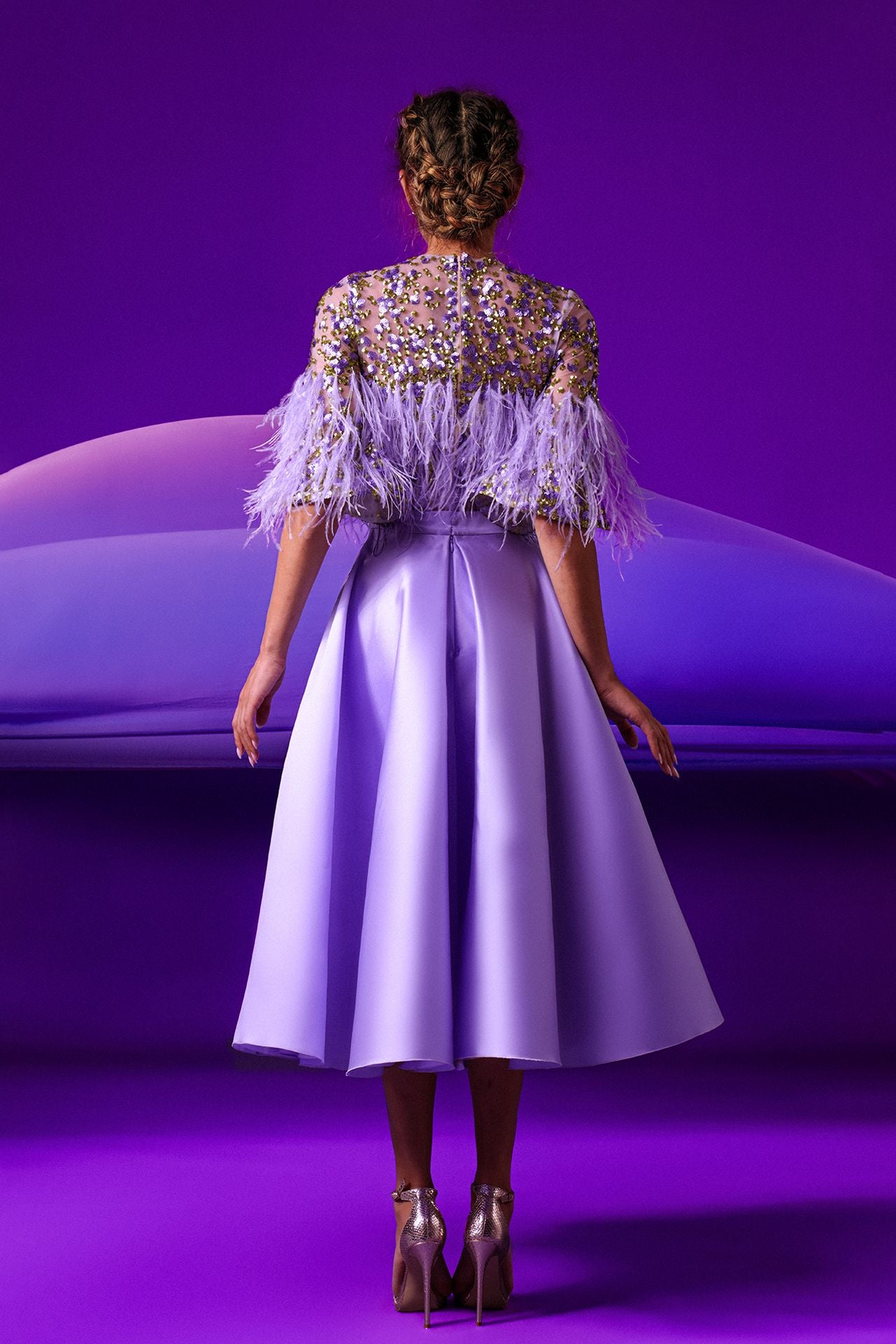 فستان متوسط الطول مزين بالريش على شكل حرف A مع تطريز