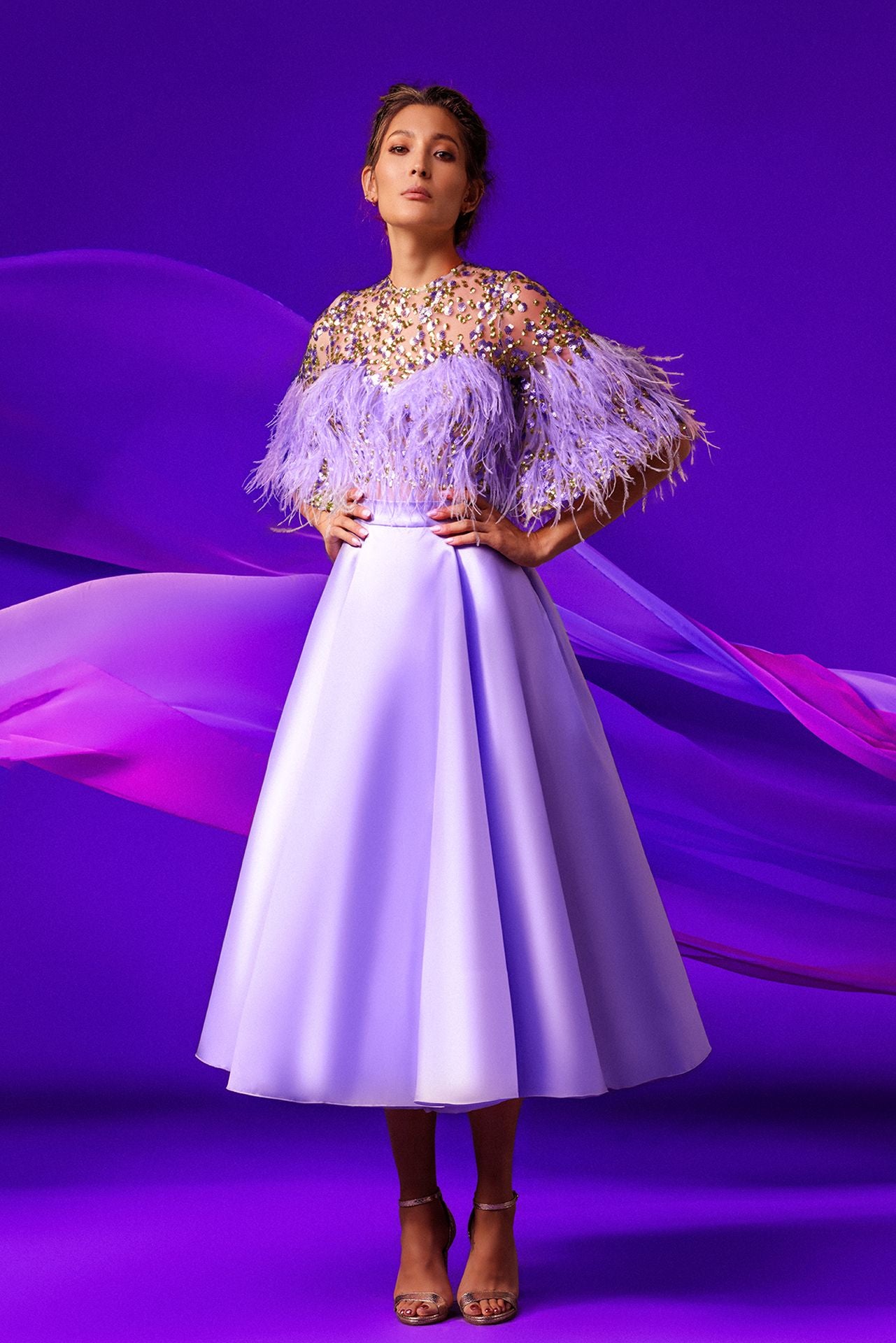 فستان متوسط الطول مزين بالريش على شكل حرف A مع تطريز