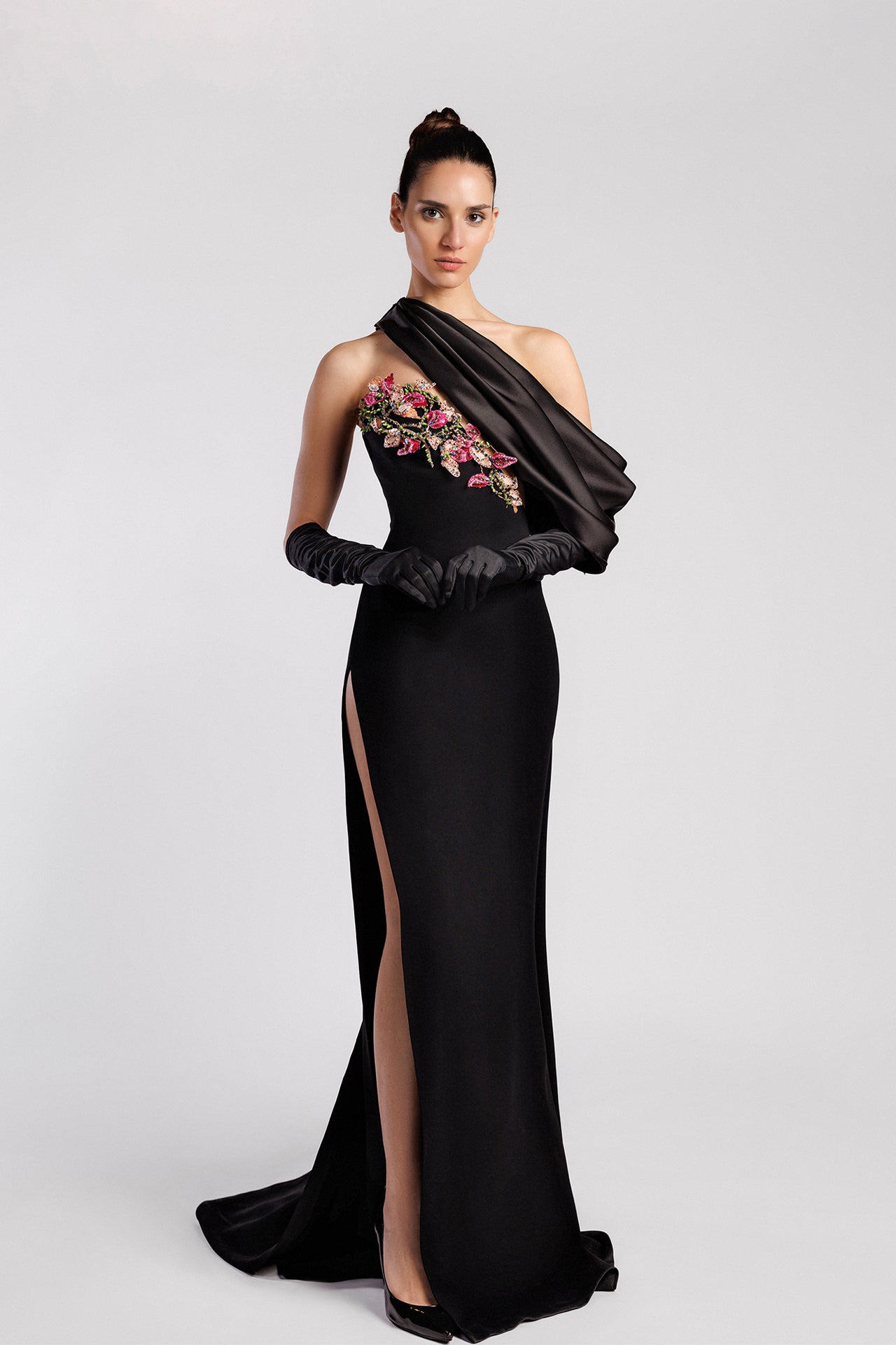 Sleeveless Evening Dress with Floral Embroidery and Side Slit