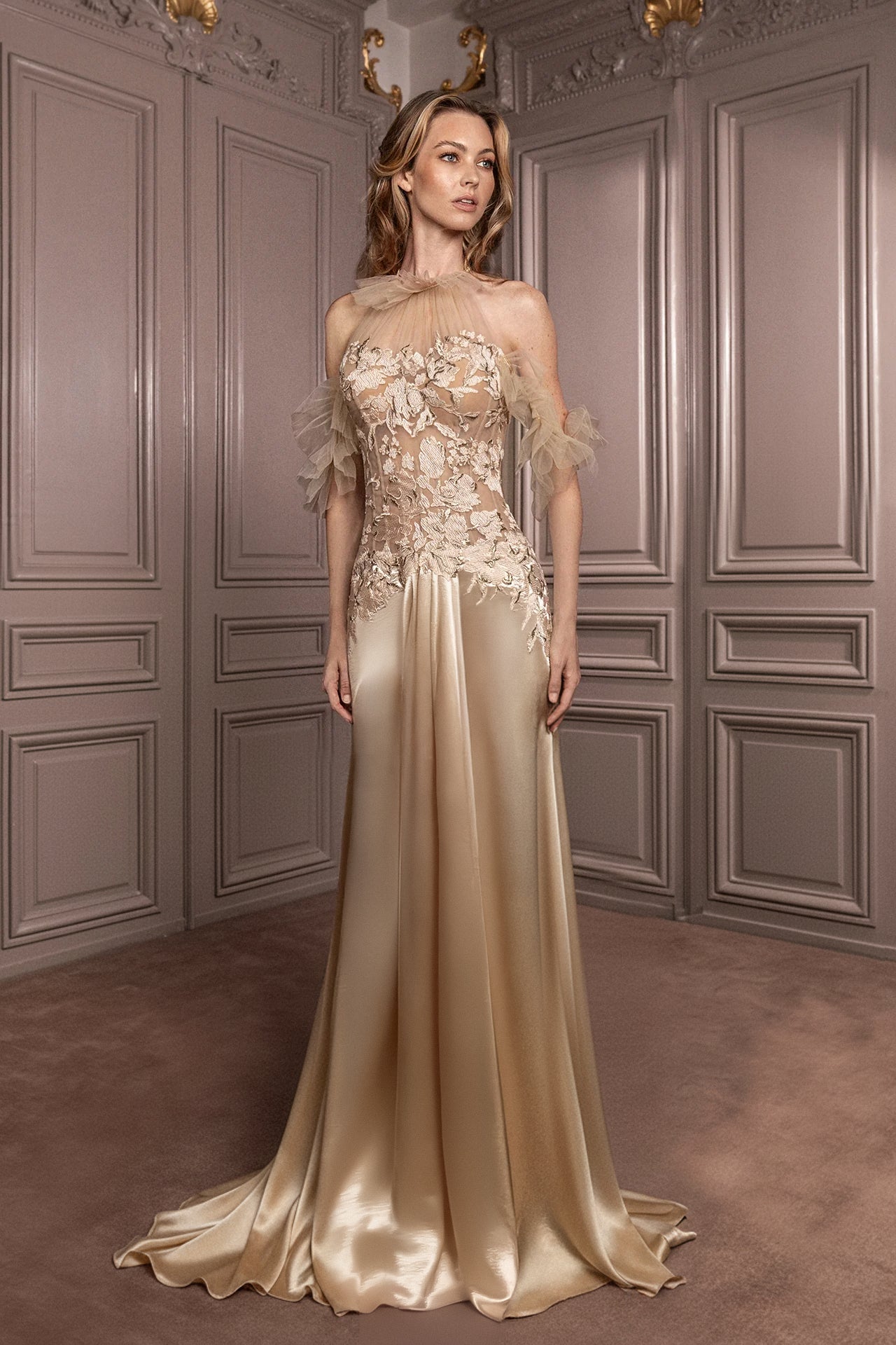 فستان ساتان ذهبي واسع