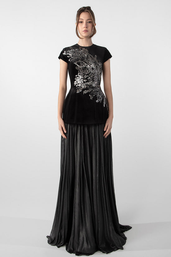 تحميل وتشغيل الفيديو في عارض المعرض، Velvet Corset with Embroidery and Lamé Skirt
